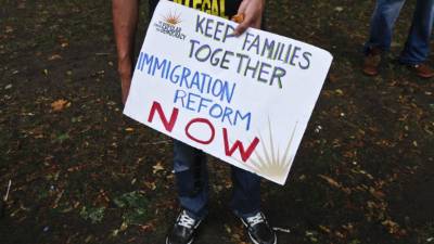 Un activista solicita a la Cámara de Representantes una Reforma Migratoria. EFE