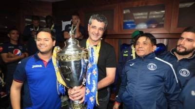 Diego Vázquez levantando su cuarta copa con Motagua.
