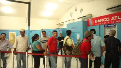 Usuarios hacen fila en el banco para las citas.