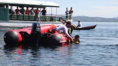 Los bomberos ayer continuaban buscando a los otros dos