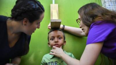 En tiendas de campaña, voluntarios ofrecen consultas médicas en un campamento de una empobrecida zona del suroeste de Caracas, como parte de la ofensiva para el ingreso de ayuda humanitaria liderada por el opositor Juan Guaidó, reconocido como presidente encargado de Venezuela por 50 países.