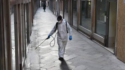 Un empleado de salud de Italia desinfecta una zona en medio de la pandemia del coronavirus. MARCO SABADIN / AFP