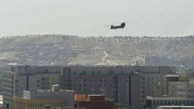 Helicópteros del ejército estadounidense sobrevuelan Kabul tras evacuar la embajada de ese país por llegada de talibanes./AFP.