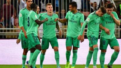 Toni Kroos celebró con sus compañeros el golazo olímpico que marcó en la Supercopa de España. Foto AFP.