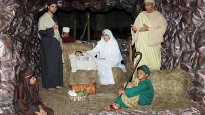 La escena principal es la que representa a María, José y el Niño Dios, recibiendo la visita de los pastores.