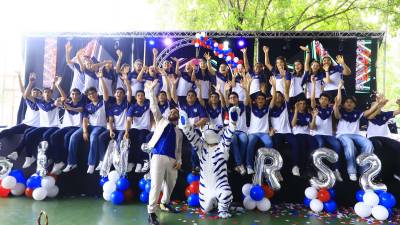 Con los colores que los representan: azul, blanco y rojo; los futuros bachilleres disfrutaron en su recorrido hacia la institución.