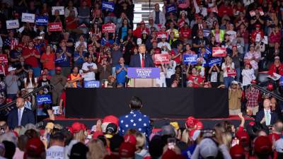 Miles de personas esperan a Trump en una ciudad de Michigan que el exmandatario ha elegido en tres ocasiones para el cierre de su campaña.