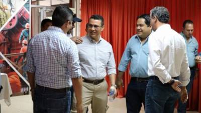 AMENO. El secretario de la Presidencia, Ebal Díaz, dialoga con empresarios del Golfo de Fonseca.