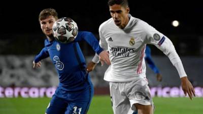 Varane fue parte del juego de ida donde Real Madrid empató 1-1 ante Chelsea por las semifinales de Champions. Foto AFP.