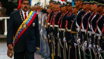 Soldados de la Fuerza Armada Nacional Bolivariana (FANB) rinden honores al presidente reelecto, Nicolás Maduro. EFE