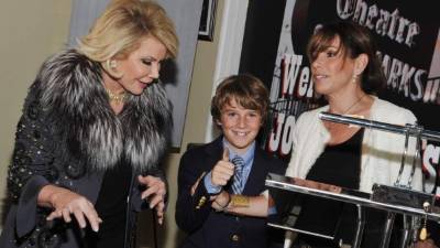 Joan en una foto de archivo junto a su hija Melissa y su nieto Cooper.