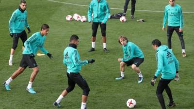 GRAF535. MADRID (ESPAÑA), 03/01/2018.-Los jugadores del Real Madrid, el croata Luka Modric (3d), y el portugués Cristiano Ronaldo(1i), durante la sesión de entrenamiento celebrada esta mañana en la Ciudad Deportiva de Valdebebas EFE/Chema Moya