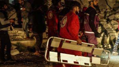 Syrian Arab Red Crescent (SARC) volunteers work near civilian buildings which were destroyed in airstrikes in Idlib City, Syria, 04 February. EFE