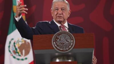 El presidente de México, Andrés Manuel López Obrador, habla durante su rueda de prensa matutina hoy, en el Palacio Nacional de la Ciudad de México (México).