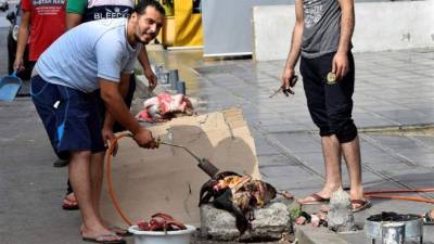 La tradición manda que sea el cabeza de familia el que sacrifica un carnero macho (también puede ser un chivo, un toro o un camello).EFE