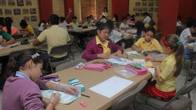 Los estudiantes estuvieron muy concentrados durante la competencia. Fotos: Cristina Santos.