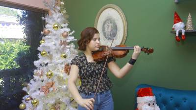 Talentosa violinista es becada por una universidad de Estados Unidos