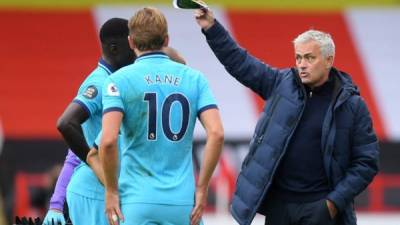 José Mourinho no pudo evitar la derrota de sus dirigidos. Foto AFP.