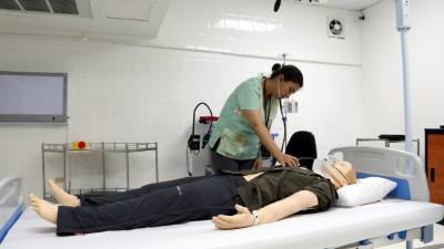El laboratorio de simulación está equipado con muñecos que reproducen manifestaciones clínicas.
