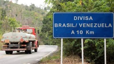 Un camión pasa por un punto de la autopista BR-174, cercano a la frontera con Venezuela, en Pacaraima (Brasil). EFE/Joédson Alves/Archivo