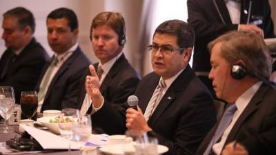 El presidente Juan Orlando Hernández en el conversatorio con el representante del Consejo Empresarial para el Entendimiento Internacional (BCIU) en Nueva York.