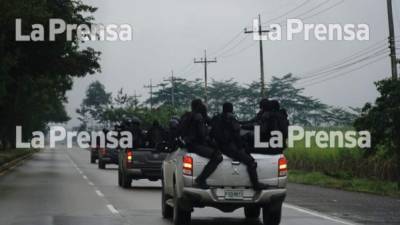 Fuerte contingente de la Policía Militar se desplaza a paso lento y con luces intermitentes por carretera entre SPS y El Progreso vigilando que no hayan tomas ni desorden.