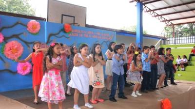 Los chicos de tercer grado cantaron para mamá
