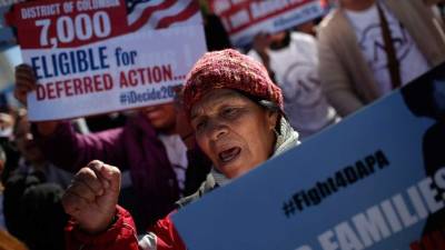 Los inmigrantes llegaron a la Corte Suprema para pedir se implementen las medidas propuestas por Obama.