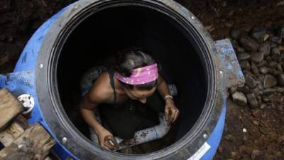 Pamela Natán trabaja dentro de un tanque en el laboratorio de Innovación ciudadana organizado por la secretaria iberoamericana , en Liberia, Costa Rica.