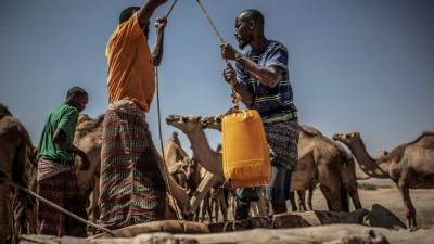 Hombres sacando agua de un pozo en Somalilandia, en Somalia, donde la población vive las consecuencias de una severa sequía desde 2016. Según alertó este jueves la organización humanitaria Oxfam, la escasez de lluvias ha echado a perder los cultivos y, con ellos, los medios de vida y subsistencia de numerosas comunidades, lo que ha dejado a 7,6 millones de personas en riesgo de hambre extrema. EFE/ Pablo Tosco