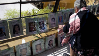 Las madres centroamericanas colocaron las fotografías de sus familiares con la esperanza que alguien les dé información.
