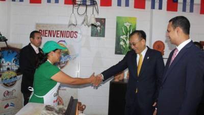 El vicecanciller Liu saluda a los artesanos que reciben el apoyo de Taiwán a través del programa 'Un pueblo, un producto'.