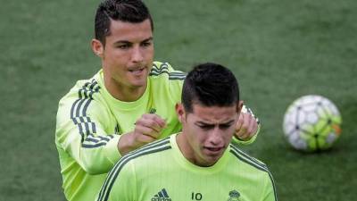El delantero portugués del Real Madrid, Cristiano Ronaldo (i), y el centrocampista colombiano James Rodríguez (d), durante un entrenamiento. EFE/Archivo.