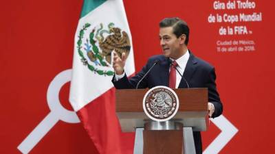 El presidente de México Enrique Peña Nieto (c) habla después de recibir en la residencia presidencial de Los Pinos, en Ciudad de México (México), la Copa del Mundo; hoy, miércoles 11 de abril de 2018. Imagen EFE
