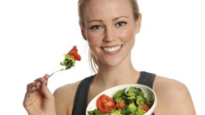 Consuma alimentos saludables para mantener el equilibrio energético.