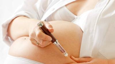 La mujer embarazada puede desarrollar diabetes gestacional, por lo que requiere cuidados especiales.