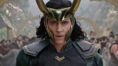 Tom Hiddleston interpreta a Loki, hermano de Thor, el dios del trueno.
