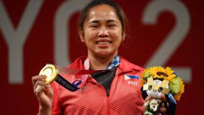 Hidilyn Diaz y su felicidad al conseguir la medalla de oro en los Juegos Olímpicos. Foto AFP.
