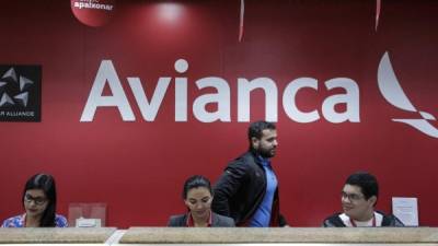 Empleados de la compañía aérea Avianca Brasil, trabajan en el aeropuerto Santos Dumont, Río de Janeiro (Brasil). EFE/Antonio