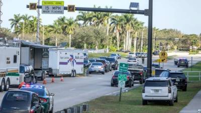 Varios policías vigilan frente a la escuela de secundaria Marjory Stoneman Douglas de la ciudad de Parkland, Florida, EEUU. EFE