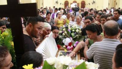 Una multitud de feligreses dieron el adiós al párroco de la catedral de San Pedro Sula, Saturnino Senis.