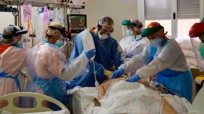 Personal médico atiende a paciente con coronavirus. Foto: AFP