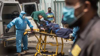 Paramédicos trasladan a una mujer con síntomas de coronavirus en Ciudad de Guatemala, en una fotografía de archivo.