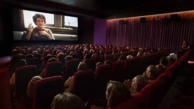 En Estados Unidos, la mayoría de personas que van a los cines son casi de la tercera edad.