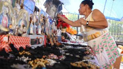 El comercio religioso, la venta de piscinas y flotadores y la joyería en las playas sonalgunos de los negocios preferidos en esta temporada. Fotos: Franklyn Muñoz.