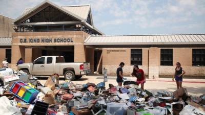 Voluntarios y estudiantes de la secundaria C.E. King en labores de limpieza.