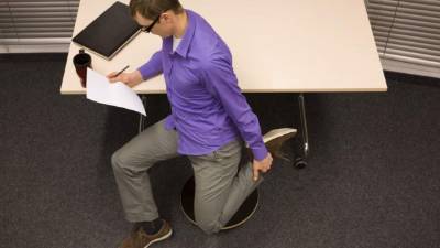 En la oficina dedique momentos para ponerse de pie y hacer algunos movimientos de piernas.