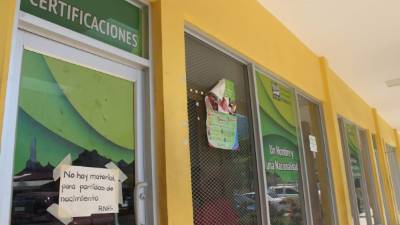 En la puerta del RNP está colgado el anuncio.