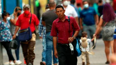 MEdida. Recomiendan que se continúe usando la mascarilla como una medida de protección ante el virus.