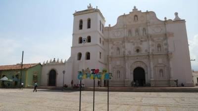 Catedral Inmaculada de Concepción. Este templo católico fue construido en 1690; es de tipo barroco hispanoamericano (levantado por españoles y 18 comunidades indígenas de Comayagua y alrededores). El reloj más antiguo de América, y cuarto a nivel mundial, está en la catedral de la ciudad colonial de Comayagua. Según cuentan los historiadores que guían a los turistas por el casco colonial de Comayagua, este reloj fue fabricado en 1100 por los moros o árabes que invadieron a España antes del siglo X, y que fueron expulsados en el año 1492. Otra de las curiosidades de esta iglesia es su fachada, compuesta por trece rostros de los guardianes de la fe (San Gerónimo, San Agustín, San Ambrosio y San Gregorio), de la Virgen María, Juan, José y el niño Jesús. También están dos ángeles y el papa Pío IX en la cima dando saludos a Comayagua.